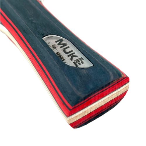 تصویر راکت پینگ‌پنگ در دست برای نمایش اندازه و طراحی